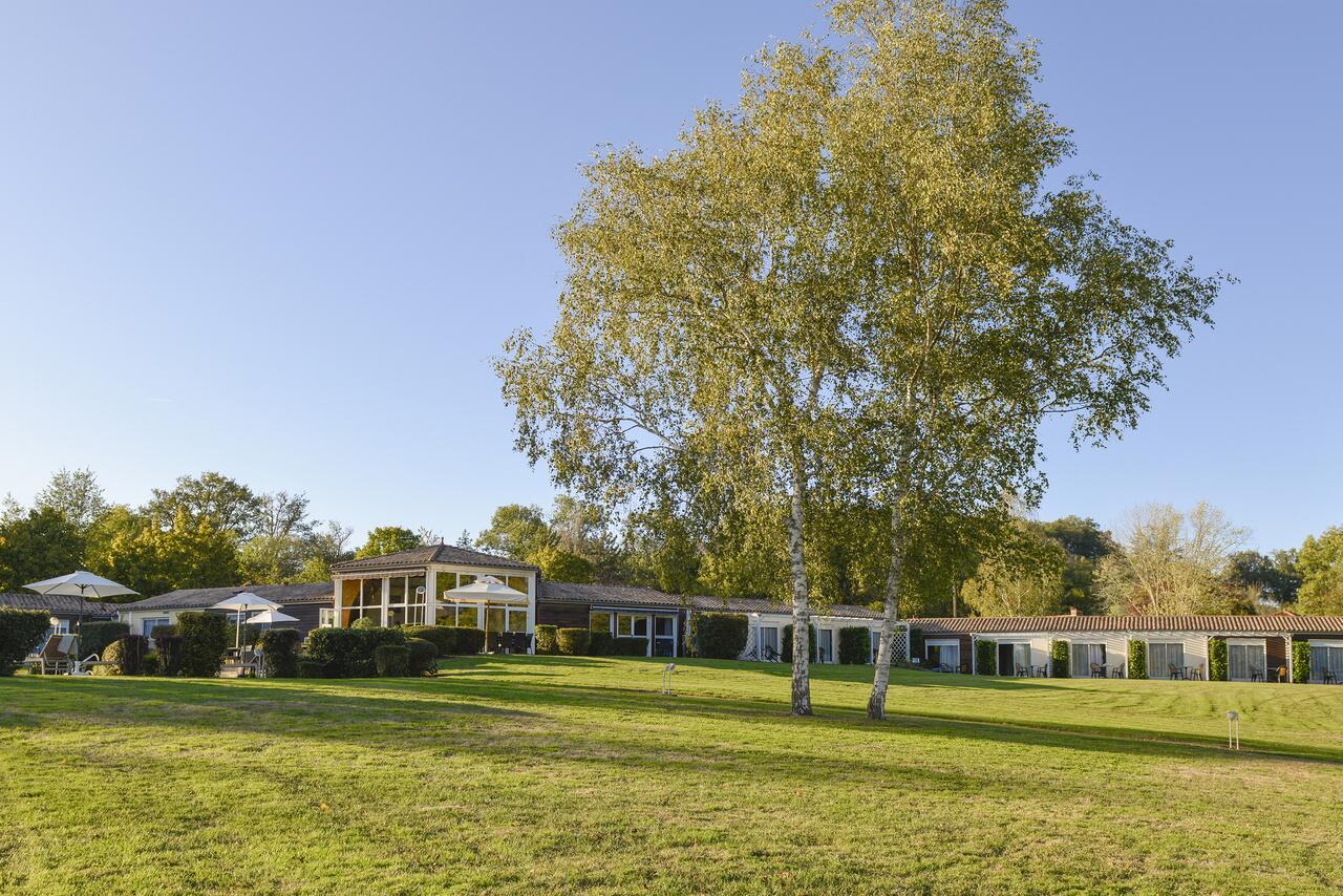 Logis Hôtel Val de Vienne Le Vigeant Exterior foto