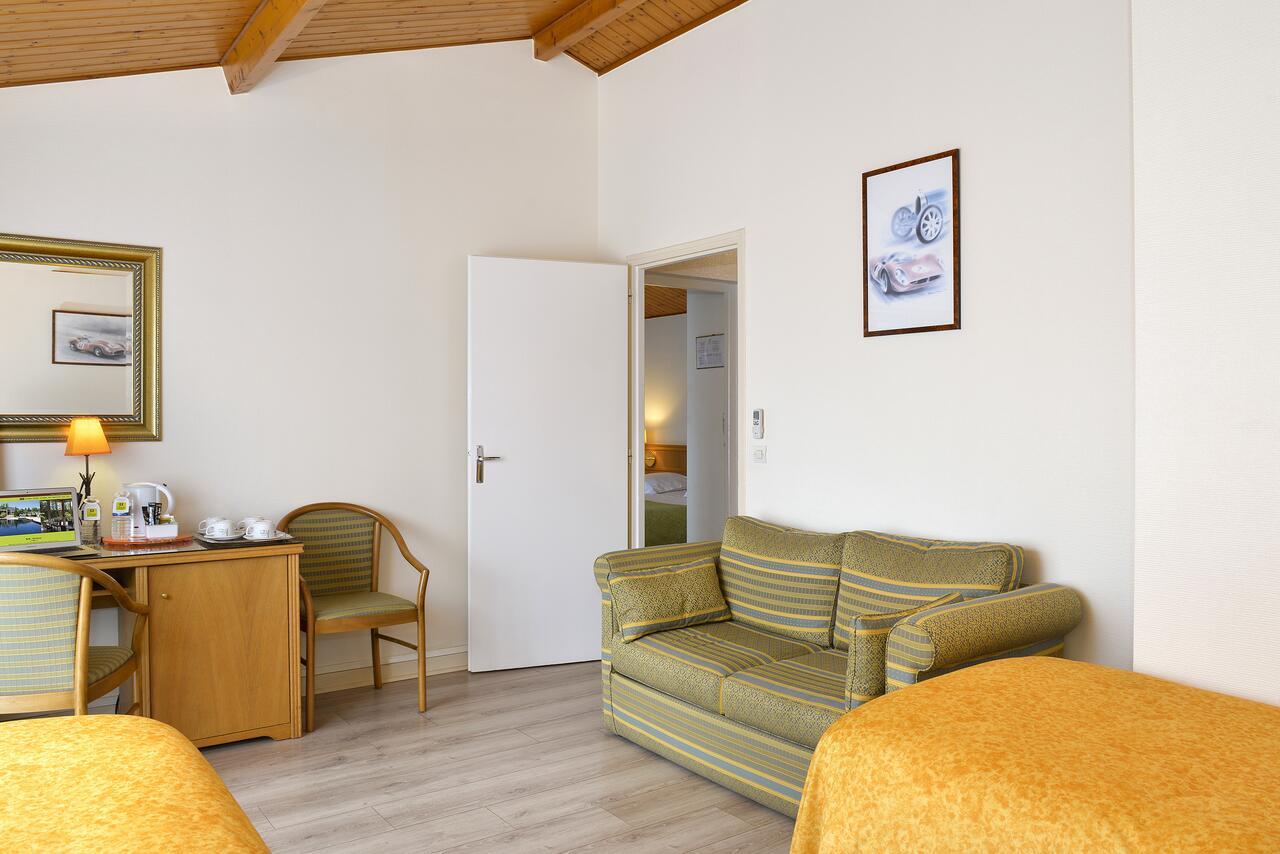 Logis Hôtel Val de Vienne Le Vigeant Exterior foto