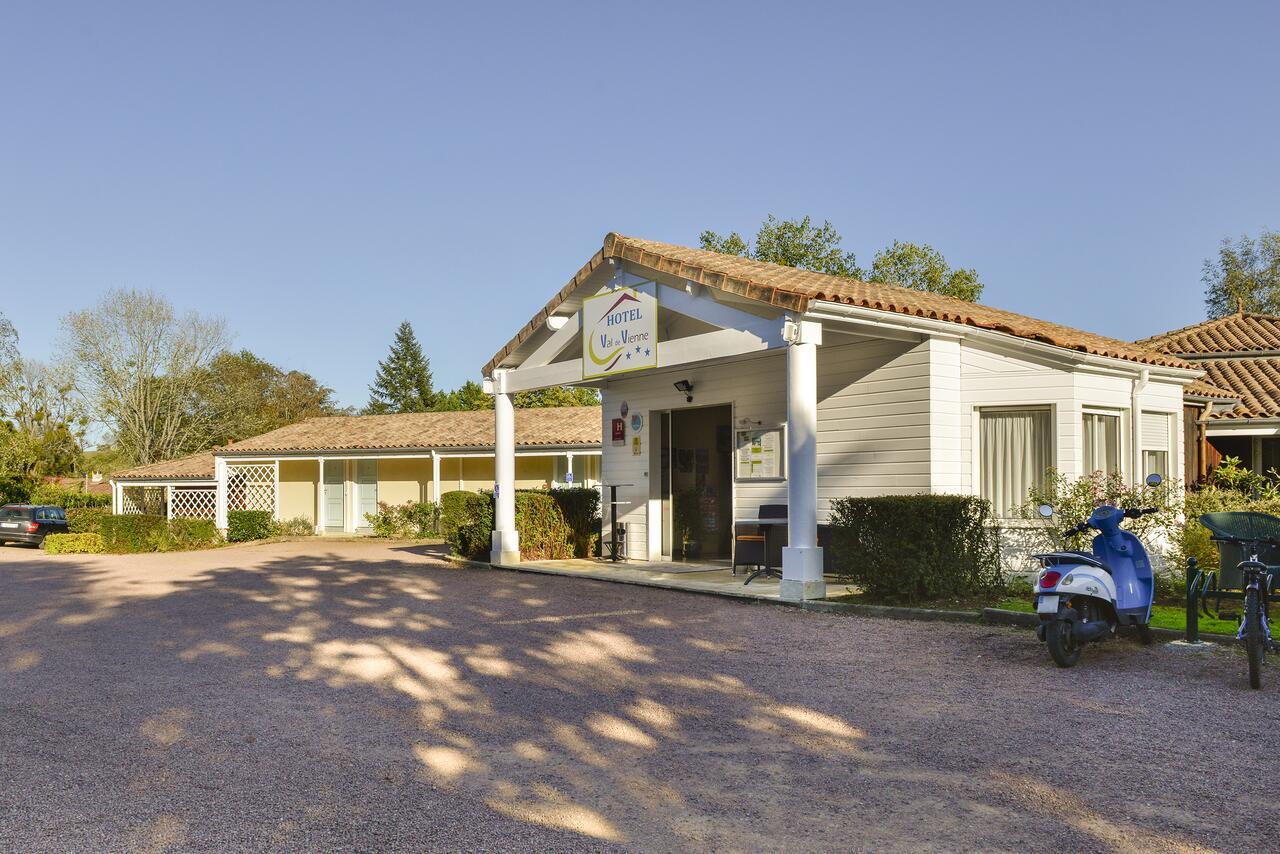 Logis Hôtel Val de Vienne Le Vigeant Exterior foto